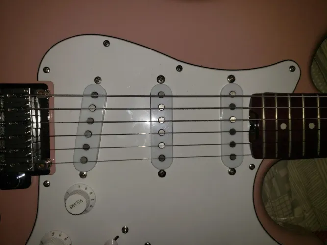 Guitarra Studebaker Stratocaster Shell Pink