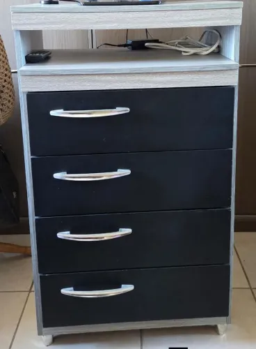 CÔMODA CINZA E PRETA EM EXCELENTE ESTADO 