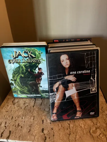Quase 100 DVDs de show, filmes e desenhos