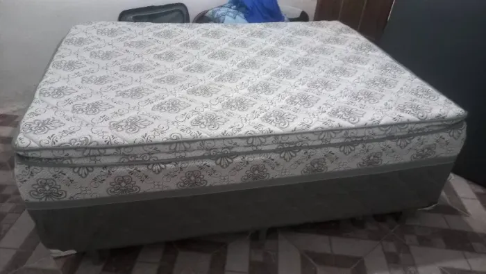 Vendo cama seminova apenas 2 meses de uso 66x138x188cm.