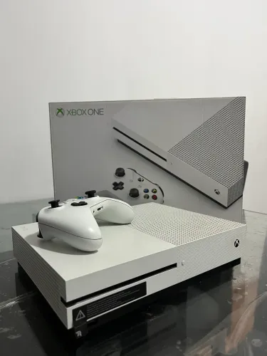 Xbox one S 500GB, com controle e 4 jogos.