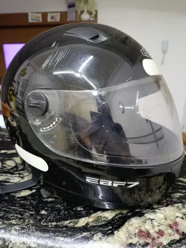 Capacete EBF New 7 Solid na cor preto brilhante.
