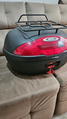 Baú Givi 45 litros com suporte 