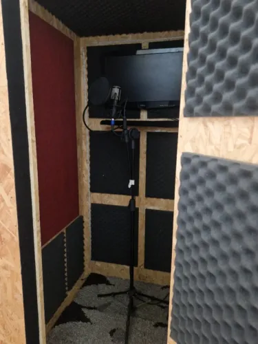 Cabine Acústica + Microfone AKG P120 + Interface Digibox Mini 2