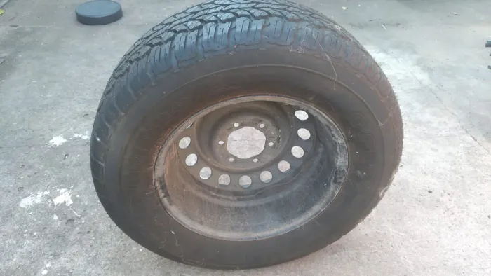 Vendo pneu 265/65/17 com roda Novo