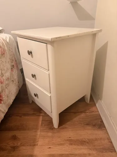 Mesa de cabeceira branca em madeira