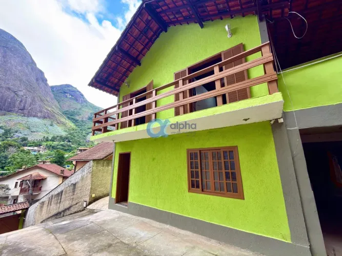 Linda Casa a Venda em rua Familiar e Com Linda Vista - Vale dos Esquilos - Petrópolis/RJ