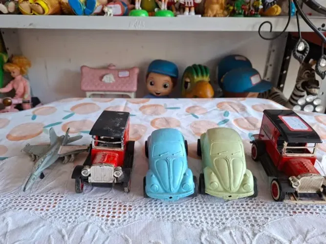 Lote carrinhos, fusca de bolha, um carrinho vermelho sem rodinha