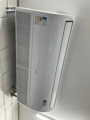 ar-condicionado tipo Split Piso-Teto da marca Hisense