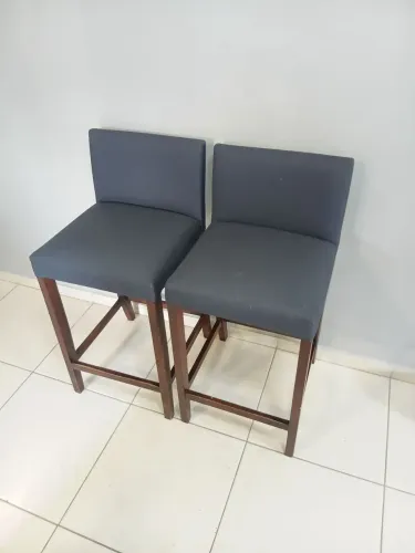 Vendo duas banquetes altas.