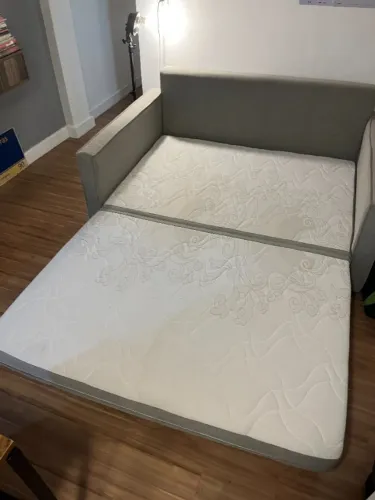 Sofá de Linho Cinza Dois anos de uso. Medidas fechado: 1,60 m x 1,06 m x 0,80 m.