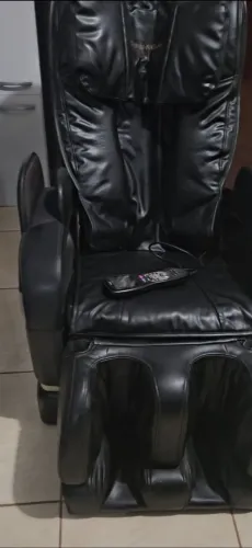 Poltrona de massagem toda automatizada com controle remoto. Massagem dos pés a cabeça.