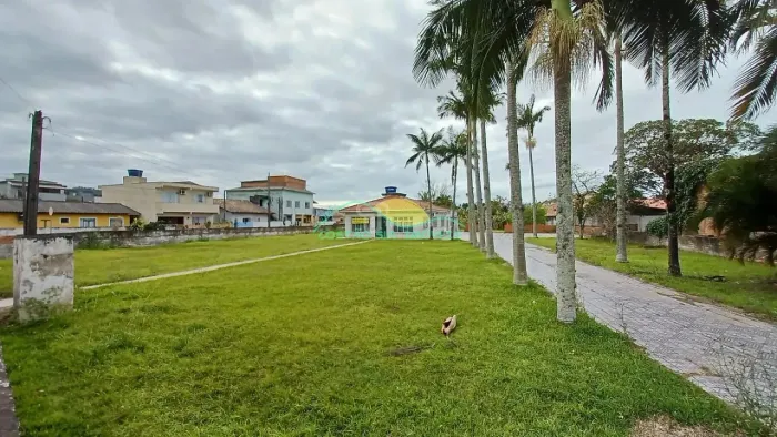 Casa de alvenaria em terreno de 3.652,09m² com zoneamento AMS-3.5, na Rod. Baldicero Filom