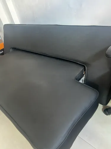 Sofá Cama Retrátil Preto em Corino - Bem Conservado