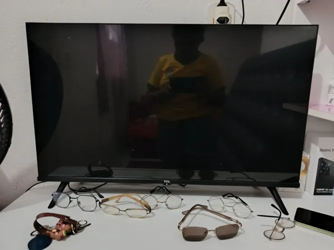 Smart TV TCL 40 Polegadas - Som Perfeito, Tela Escura (LED Queimado)