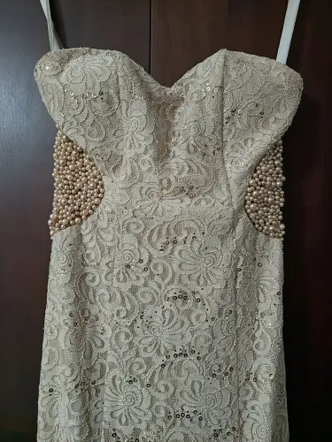 Vestido longo todo em renda com detalhes em pérolas