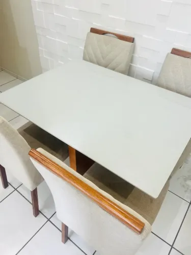 Mesa de jantar + 4 cadeiras