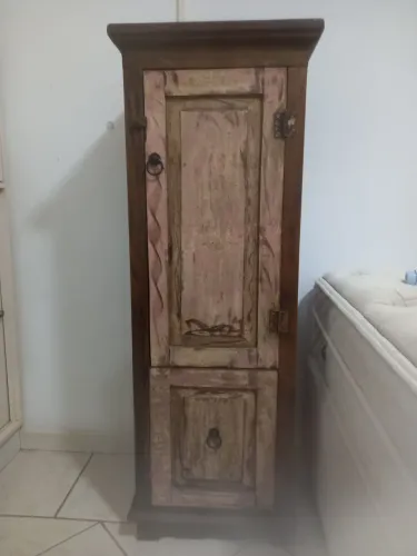 Criado mudo alto