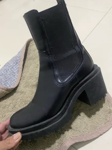 Vendo bota da zara usada uma vez numeração 36