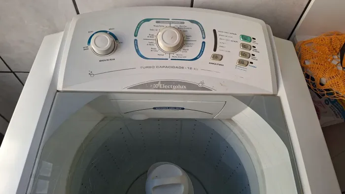 Máquina de lavar roupas Eletrolux 12kg.
