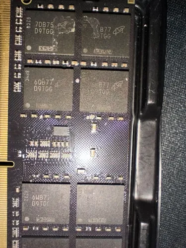 Memória 8GB DDR4 3200 Kingston Fury - Com SMD danificado / Para reparo