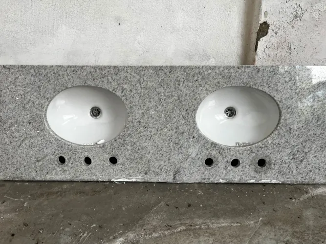 Bancada de Granito Branco Siema com duas cubas embutidas e torneiras