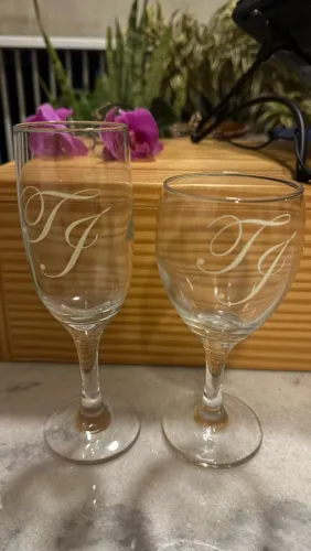 Vendo 6 taças de vinho e 6 taças champanhe com iniciais J e T