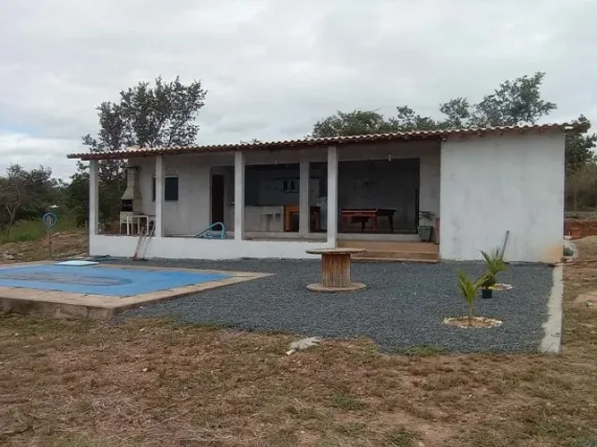 VENDO CHÁCARA COM PISCINA - 2.000 m²  Localização: Saída para Juramento