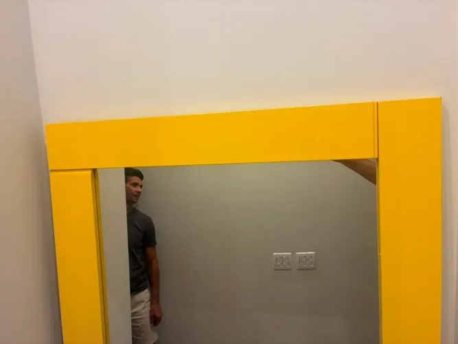 Espelho 2 x 1,50 com moldura laqueada em amarelo
