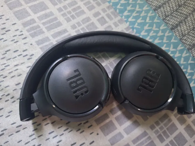 Fone Bluetooth JBL original so pegar e usar.