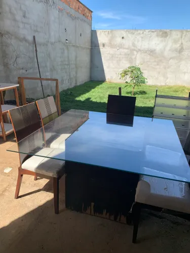 Mesa com 5 cadeira de madeira 
