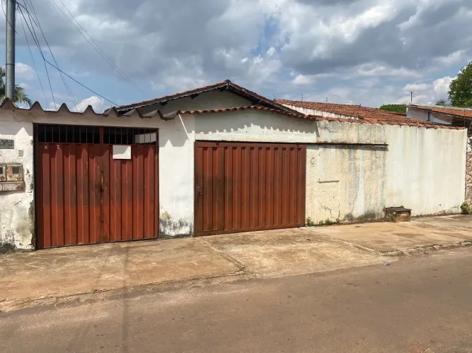 CASA Casa de Rua com 4 Quarto(s) e 3 banheiro(s) à Venda, 283.25 por R$ 605000.00 no setor