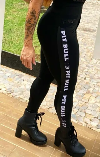Vende -se Calças Legs e Bermudas. Ótimo Preço. WhatsApp: *