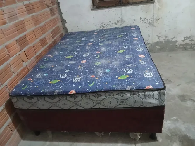 Cama de casal semi nova