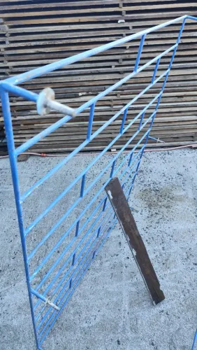 5 grades de ferro antigo medindo, 2 grades 1.35x2.35, 1 grade 1.35x2,15, 1 grade