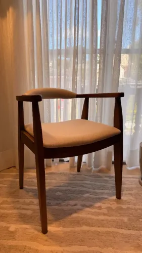 Cadeira de Design Estofada - Excelente Estado