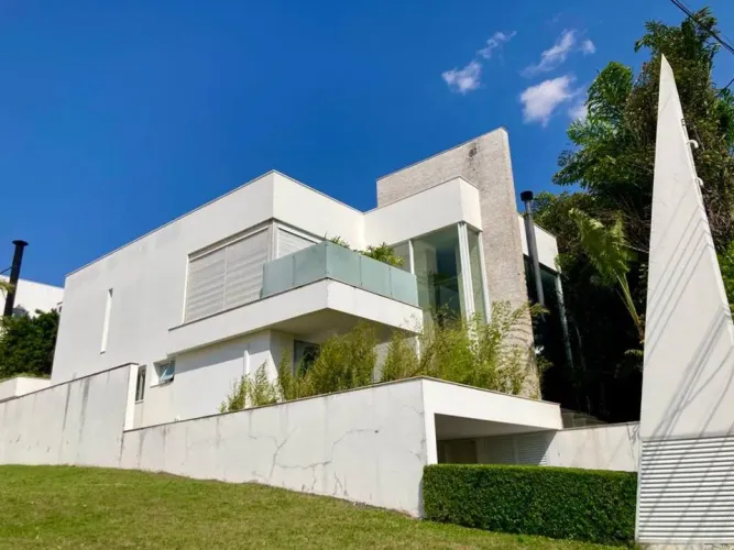CASA A VENDA 3 QUARTOS - 450M²A.T, 510M²A.C -R$ 6.500.000.00 - CONDOMÍNIO QUINTA DAS LARAN