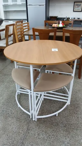 Conjunto Mesa + 4 bancos