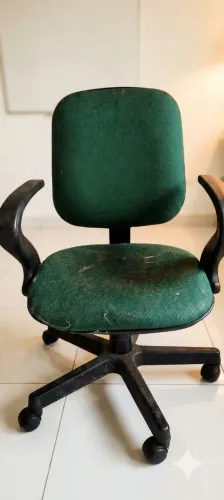 Cadeira de Escritório com Rodinhas - Confortável, Usada, Com Defeito no Ajuste de Altura