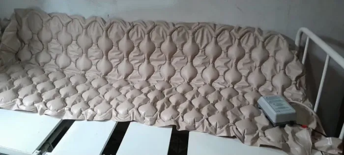 Um cama hospitalar com colchão de