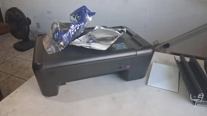 Impressora HP Deskjet F4480=tem comprar cartucho preto, está boa, motivo: comprei outra
