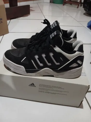 Tênis adidas