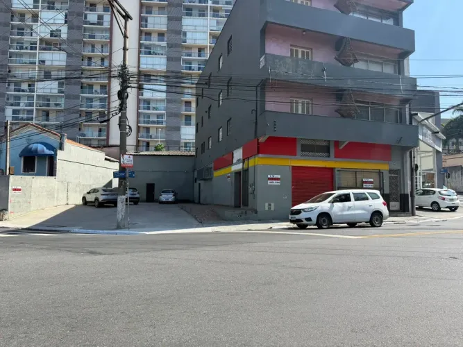 Aluga-se salão comercial com estacionamento próximo ao shopping internacional