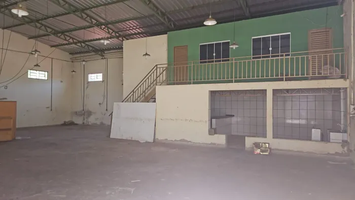 Casa com Galpão à Venda Oportunidade Única!
