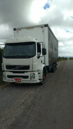 Caminhão baú Volvo VM 2008