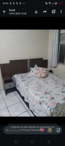 Cabeceira de cama com criado mudo.