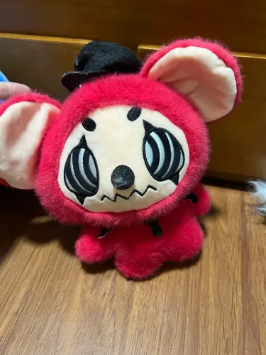 Bichinho de pelúcia vermelho