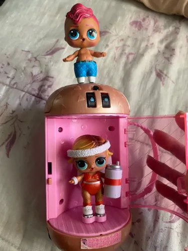 duas bonecas LOL cápsula