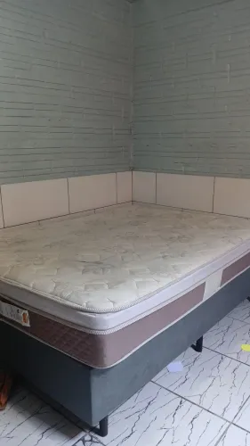 Sofá com puff e cama casal