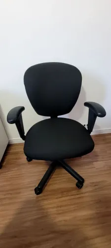  "02" Cadeira Ergonômica  com braços de descanso e inclinação  